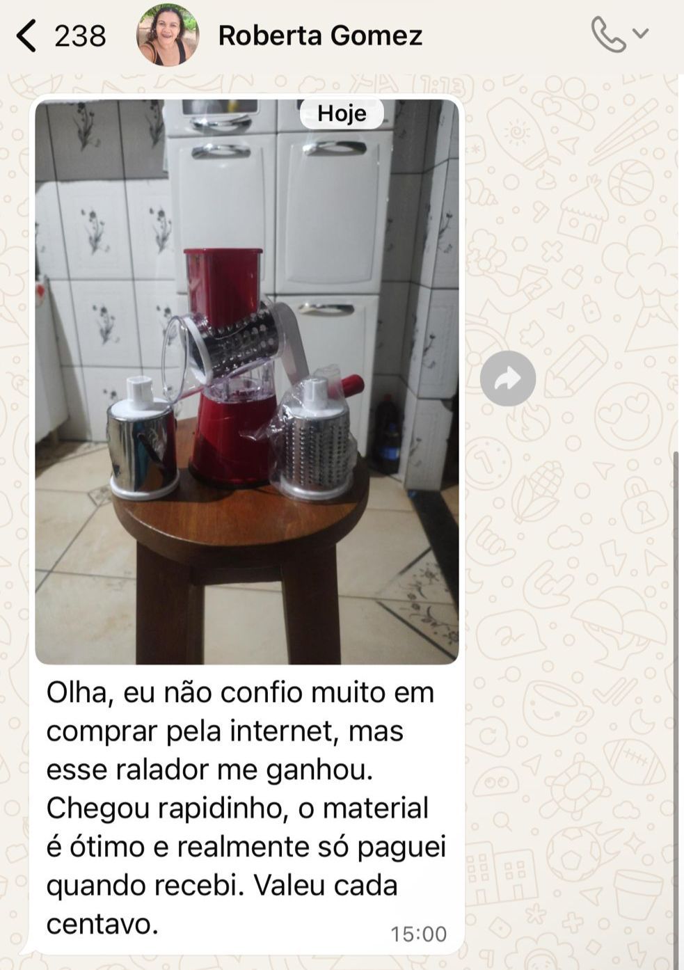 Cliente mostrando o produto